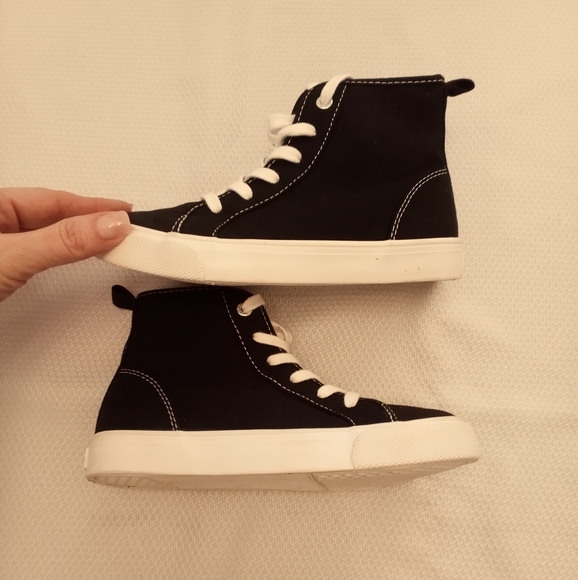 Boys Old Navy Black canvas hightops - Picture 4 of 8